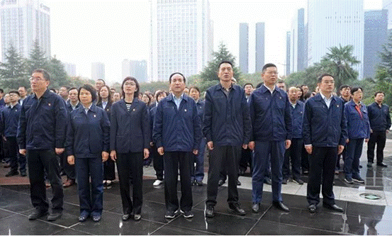 尊龙凯时集团举行庆祝新中国建设暨“不忘初心切记使命”主题升旗仪式